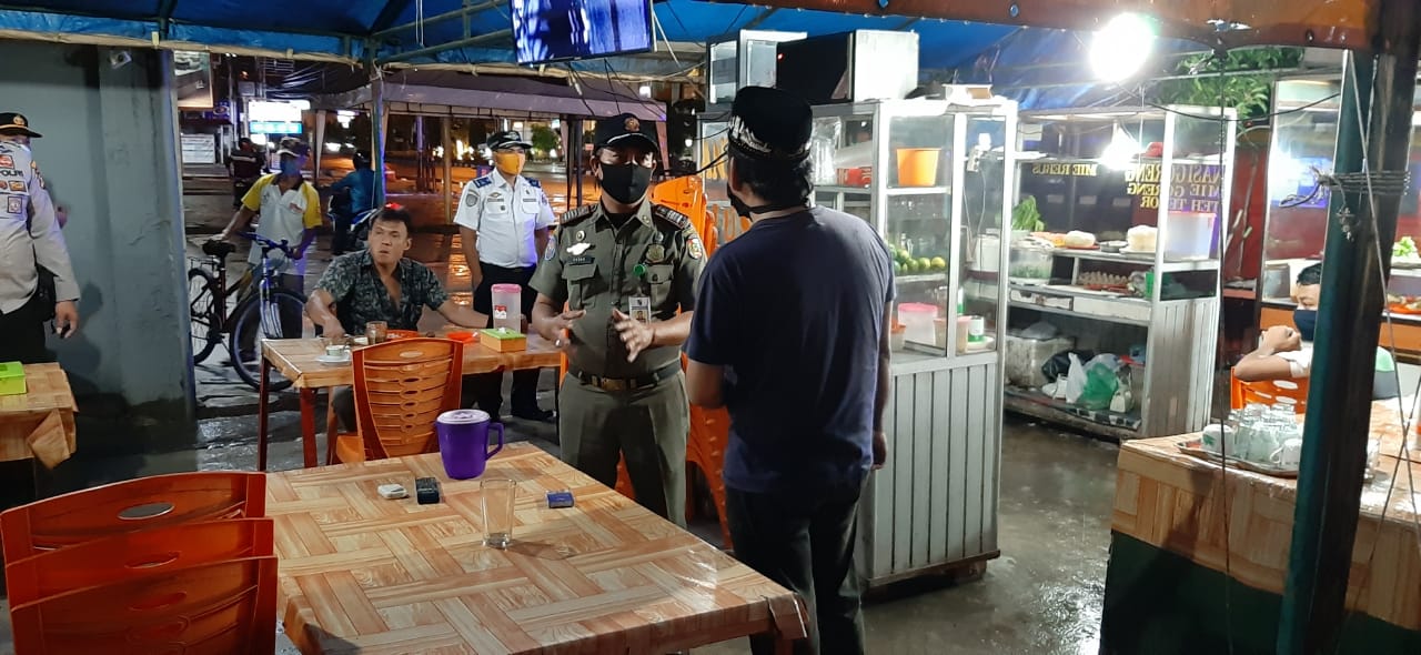 Masih Ngopi Hingga Tengah Malam Saat PSBB, Tim Gabungan Pemko Bubarkan Warga 